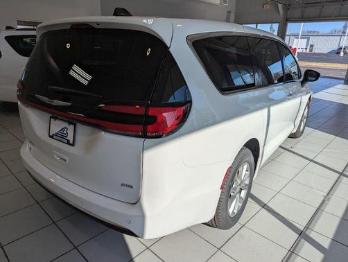 Bright White Clearcoat 2026 Chrysler Pacifica L