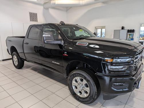 Diamond Black Crystal Pearlcoat 2026 RAM 2500 Big Horn Crew Cab 4x4 6'4' Box