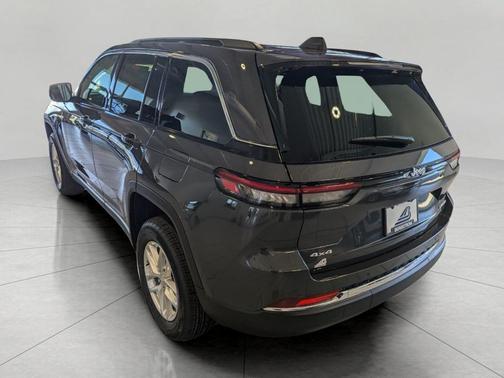 Baltic Gray Metallic Clearcoat 2026 Jeep Grand Cherokee Laredo