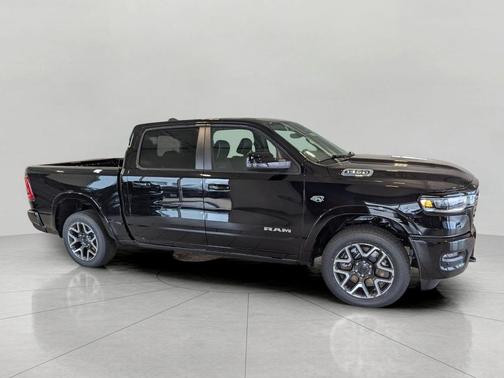 Diamond Black Crystal Pearlcoat 2026 RAM 1500 Laramie