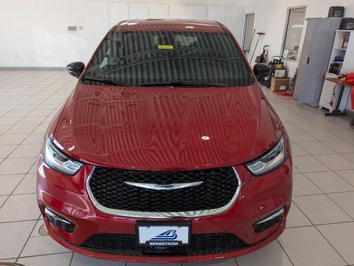 Red Hot Pearlcoat 2026 Chrysler Pacifica L