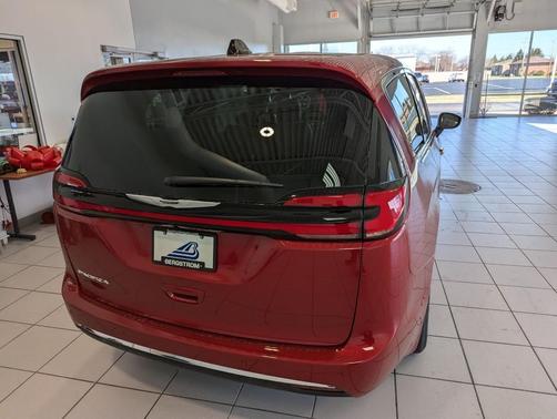 Red Hot Pearlcoat 2026 Chrysler Pacifica L