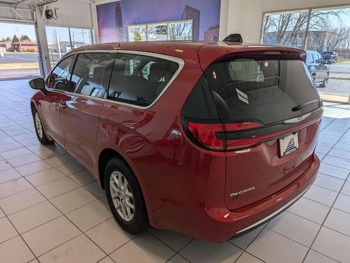 Red Hot Pearlcoat 2026 Chrysler Pacifica L