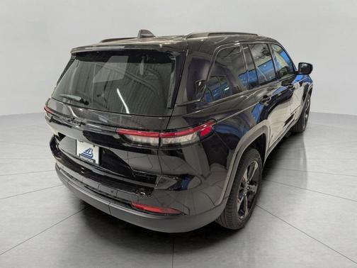 Diamond Black Crystal Pearlcoat 2025 Jeep Grand Cherokee Limited