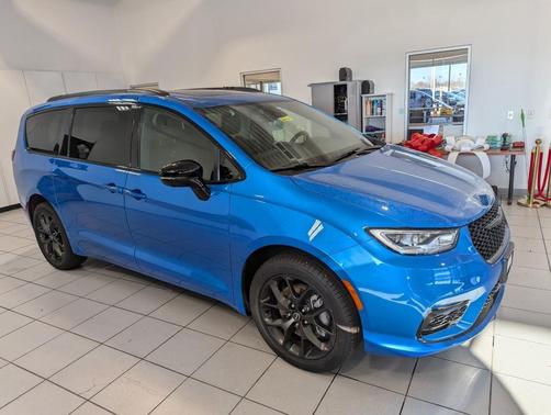 Hydro Blue Pearlcoat 2026 Chrysler Pacifica L