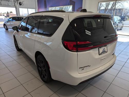 Bright White Clearcoat 2026 Chrysler Pacifica Limited