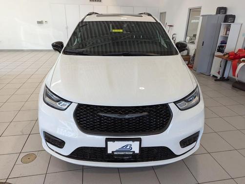 Bright White Clearcoat 2026 Chrysler Pacifica Limited