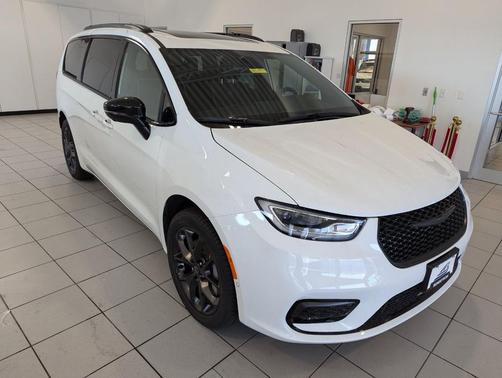 Bright White Clearcoat 2026 Chrysler Pacifica Limited