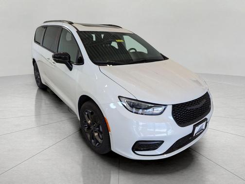 Bright White Clearcoat 2026 Chrysler Pacifica Limited