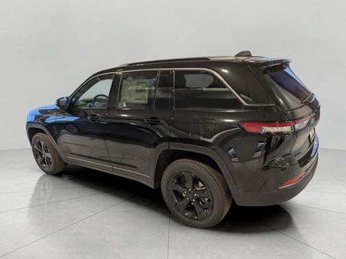 Diamond Black Crystal Pearlcoat 2026 Jeep Grand Cherokee Limited
