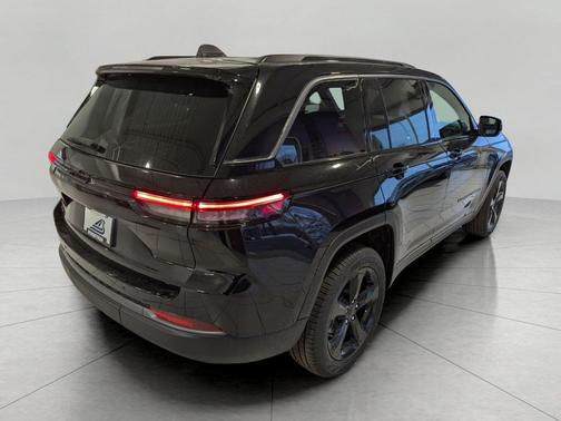 Diamond Black Crystal Pearlcoat 2026 Jeep Grand Cherokee Limited