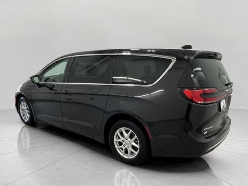 Brilliant Black Crystal Pearlcoat 2023 Chrysler Pacifica Touring L