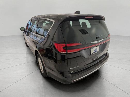 Diamond Black Crystal Pearlcoat 2026 Chrysler Pacifica L