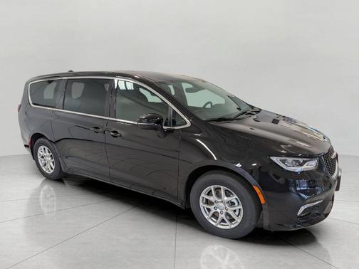 Diamond Black Crystal Pearlcoat 2026 Chrysler Pacifica L