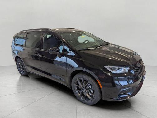 Diamond Black Crystal Pearlcoat 2026 Chrysler Pacifica Limited