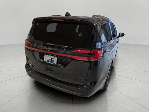 Diamond Black Crystal Pearlcoat 2026 Chrysler Pacifica Limited