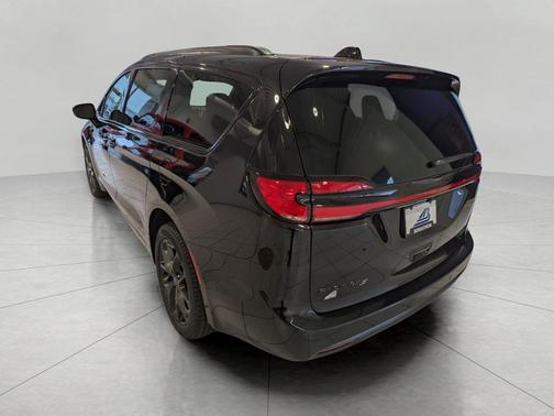 Diamond Black Crystal Pearlcoat 2026 Chrysler Pacifica Limited