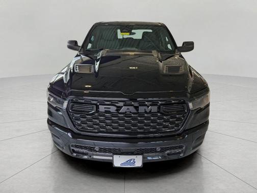 Diamond Black Crystal Pearlcoat 2026 RAM 1500 Express