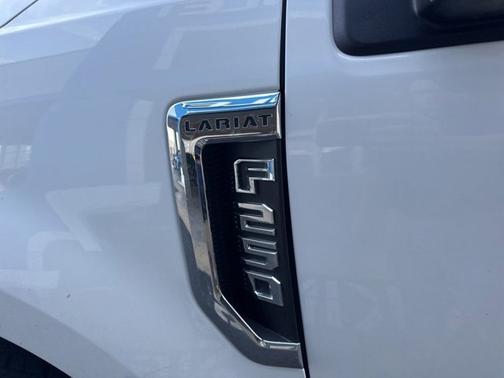 Oxford White 2022 Ford F-250 LARIAT