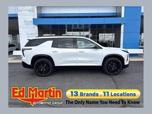 Iridescent Pearl Tricoat 2024 Chevrolet Traverse FWD RS