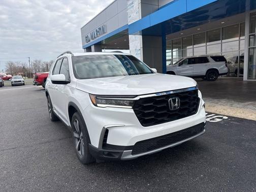 White 2023 Honda Pilot Touring