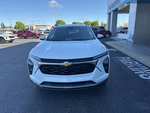 Summit White 2024 Chevrolet Trax LT