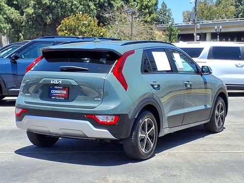 Cityscape Green 2026 Kia Niro EX