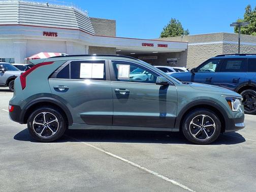 Cityscape Green 2026 Kia Niro EX