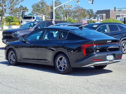 Aurora Black Pearl 2025 Kia K4 LXS