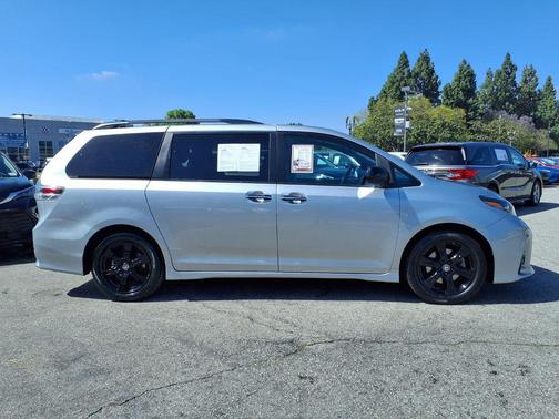 2020 Toyota Sienna SE