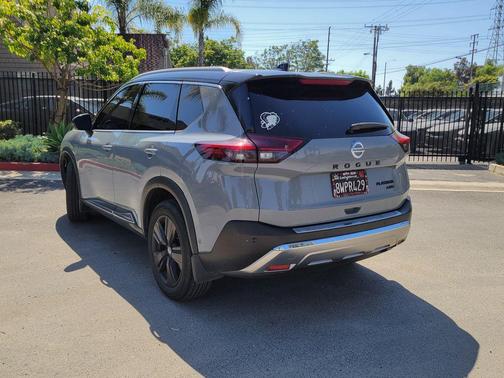 Boulder Gray Pearl/Super Black 2021 Nissan Rogue Platinum