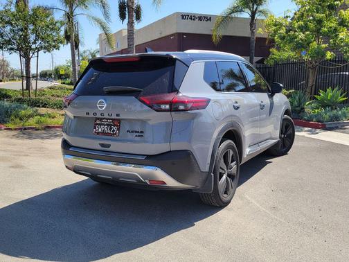 Boulder Gray Pearl/Super Black 2021 Nissan Rogue Platinum