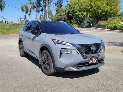 Boulder Gray Pearl/Super Black 2021 Nissan Rogue Platinum