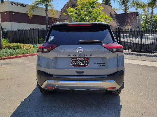 Boulder Gray Pearl/Super Black 2021 Nissan Rogue Platinum