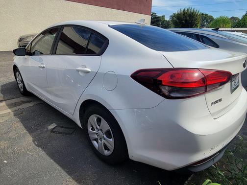 Snow White Pearl 2017 Kia Forte LX