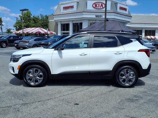 Clear White/Black Roof 2024 Kia Seltos S