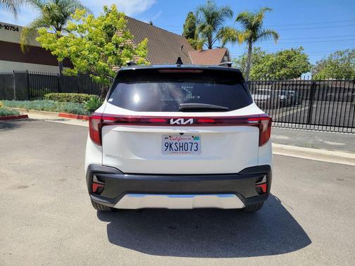 Clear White/Black Roof 2024 Kia Seltos S