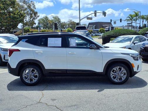 Clear White/Black Roof 2024 Kia Seltos S
