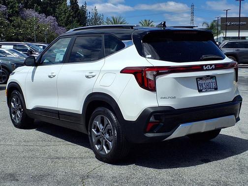 Clear White/Black Roof 2024 Kia Seltos S