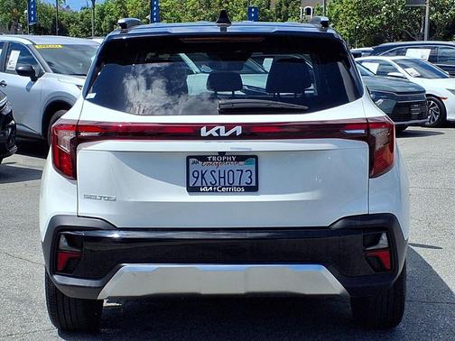 Clear White/Black Roof 2024 Kia Seltos S