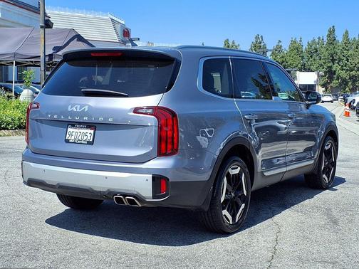 Everlasting Silver 2023 Kia Telluride S