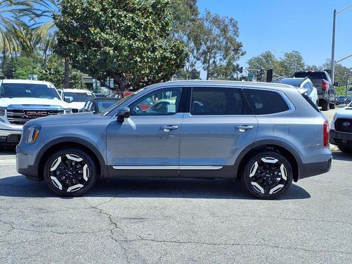 Everlasting Silver 2023 Kia Telluride S