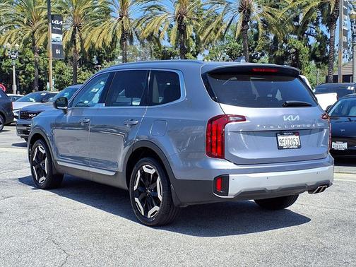 Everlasting Silver 2023 Kia Telluride S