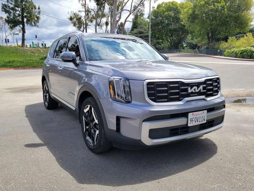 Everlasting Silver 2023 Kia Telluride S