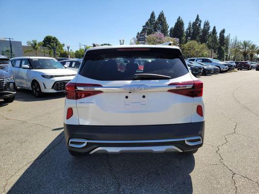Snow White Pearl 2023 Kia Seltos S
