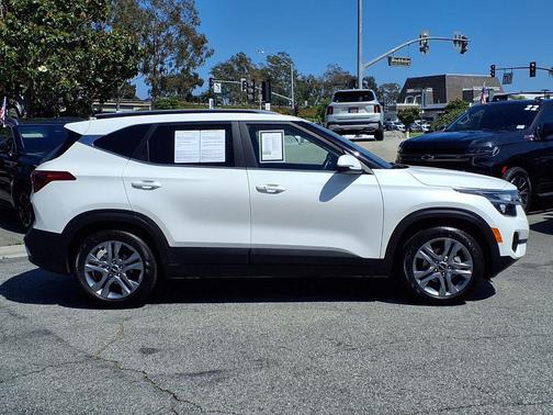Snow White Pearl 2023 Kia Seltos S