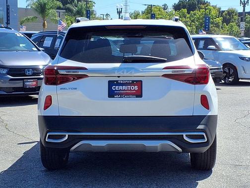Snow White Pearl 2023 Kia Seltos S