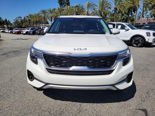 Snow White Pearl 2023 Kia Seltos S