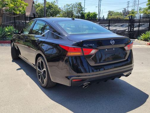Super Black 2023 Nissan Altima SR FWD