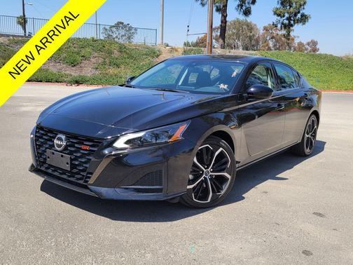 Super Black 2023 Nissan Altima SR FWD